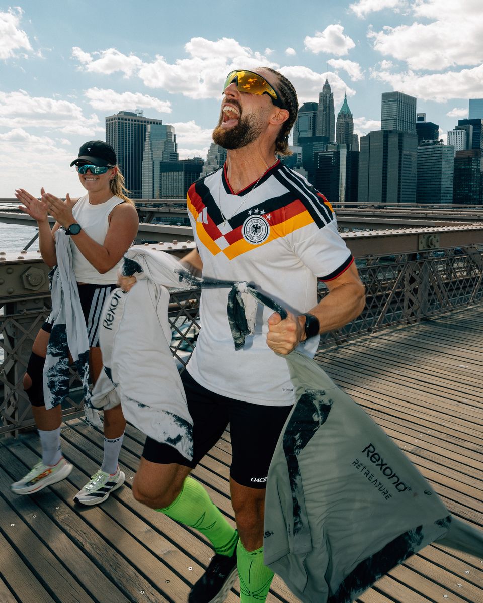 Dom jubelt auf der Brooklyn Bridge, im Hintergrund die Skyline von New York
