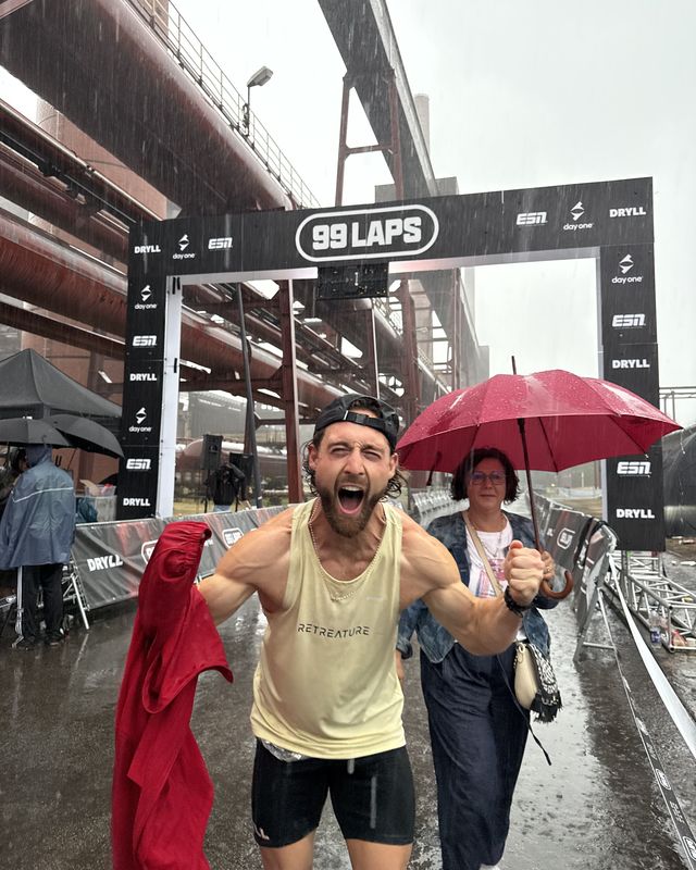 Dom im Ziel der 99 Laps, im Regen, mit geballter Faust